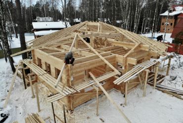 Преимущества и недостатки клееного бруса из сосны, кедра и лиственницы