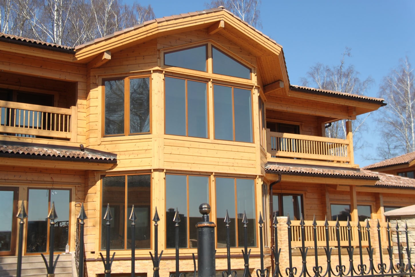 дом с деревянными окнами