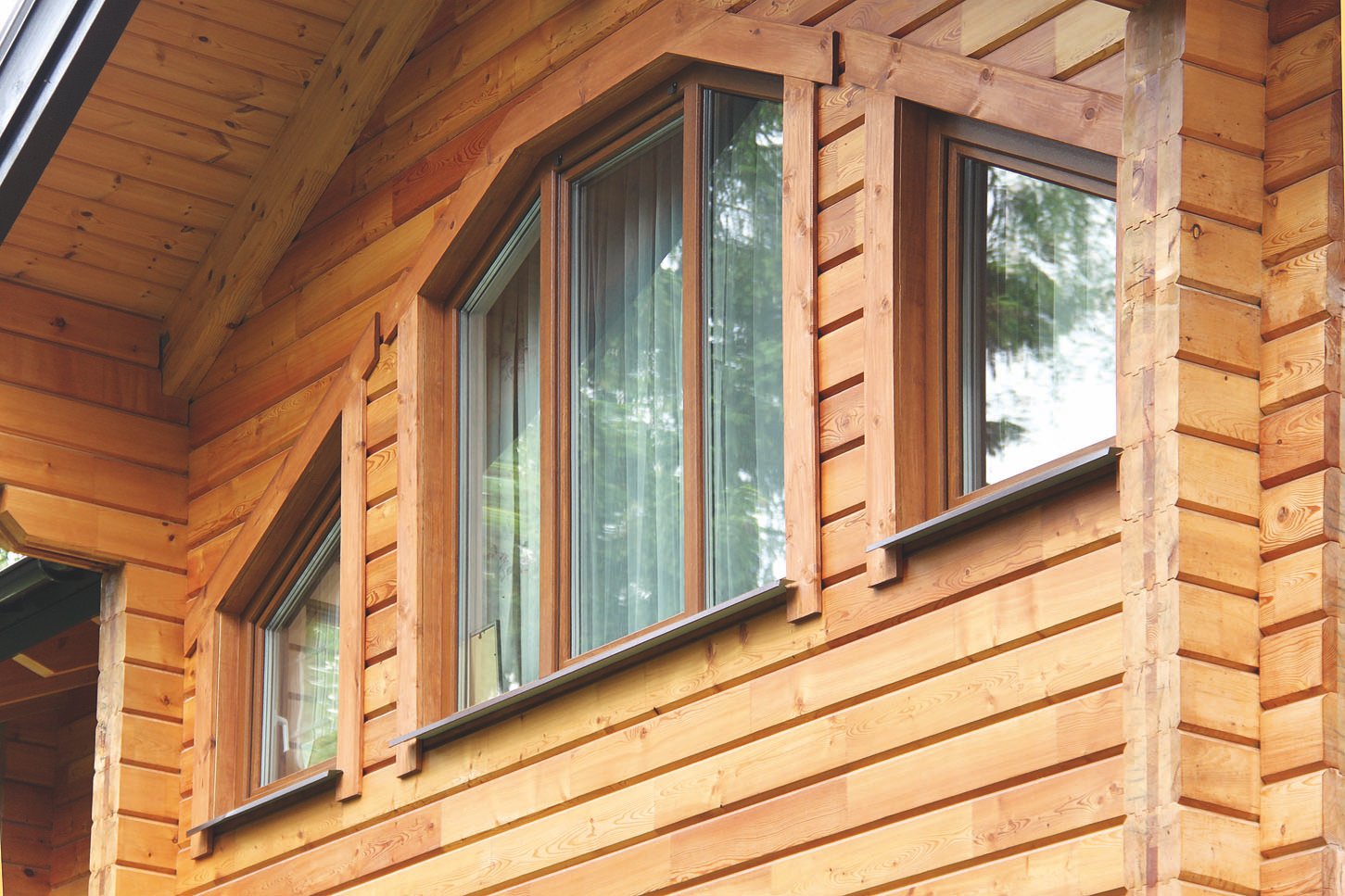 окна дома на втором этаже