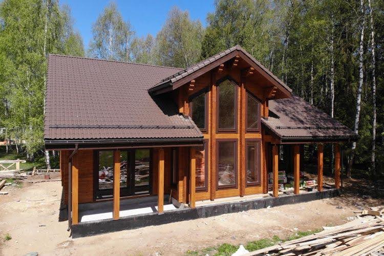 Дом с коричневой крышей