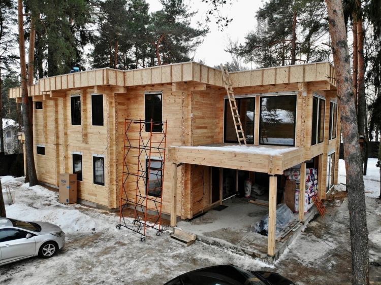 Строящийся дом